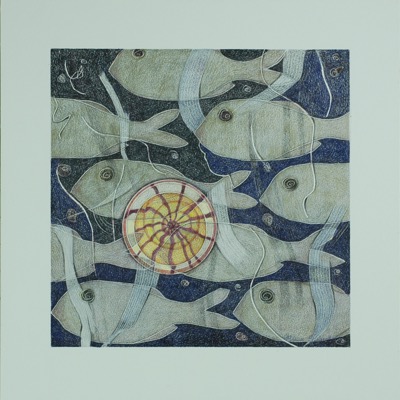 Poisson gris et coquillage orange